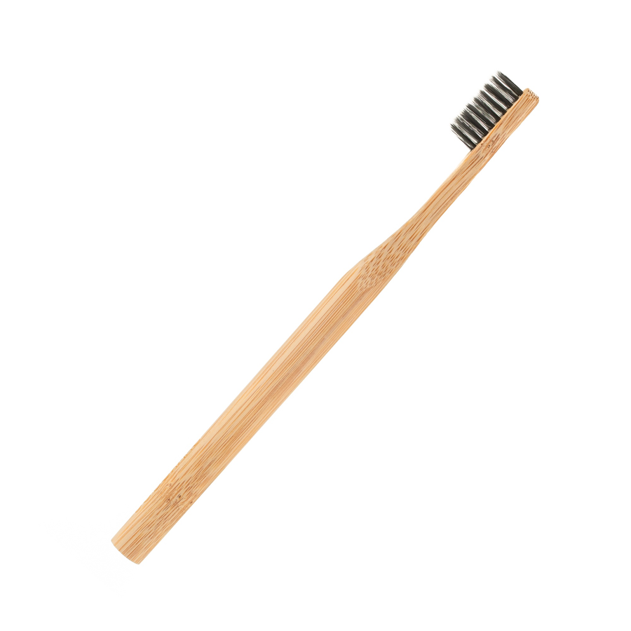 Afbeelding van een bamboe tandenborstel met Charcoco schuin