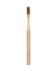Afbeelding van een bamboe tandenborstel met Charcoco recht